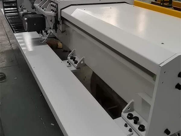 Fully enclosed robot