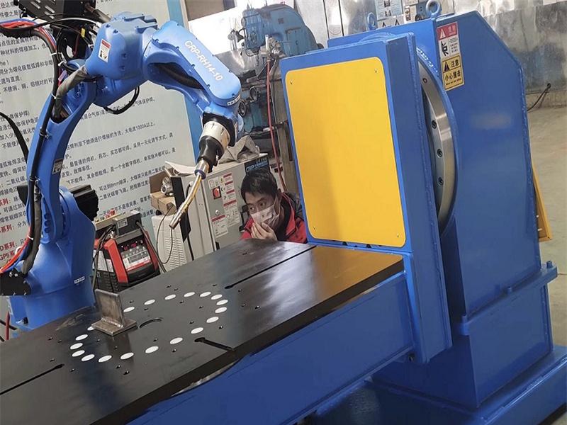 Welding robotic arm
